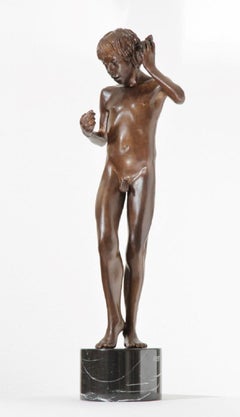 Sculpture en bronze d'un garçon nu en pierre de marbre contemporain Aestus 
