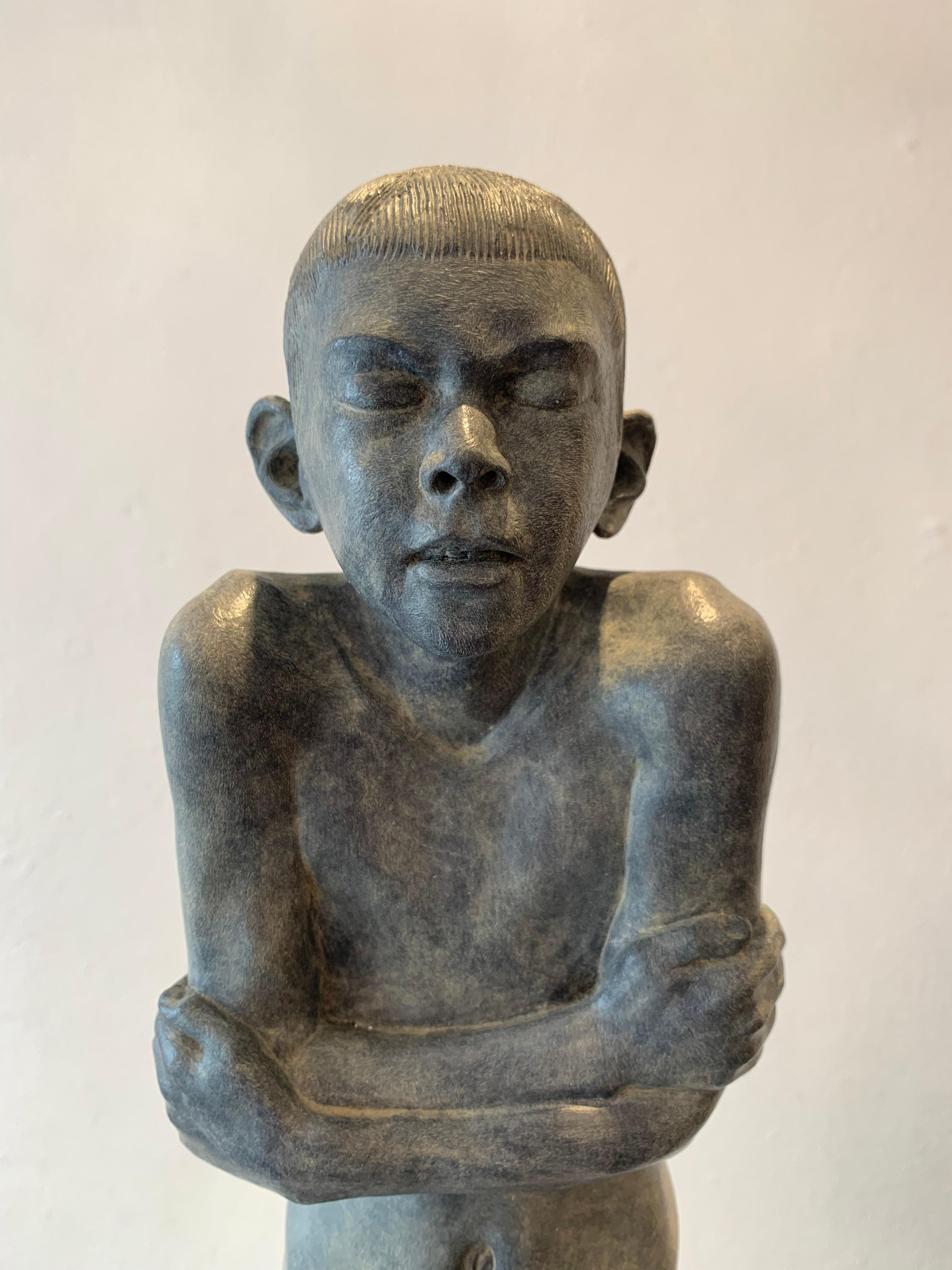 Bronze Akt männliche Figur Skulptur Junge Marmorstein-Skulptur von Algeo, auf Lager – Sculpture von Wim van der Kant