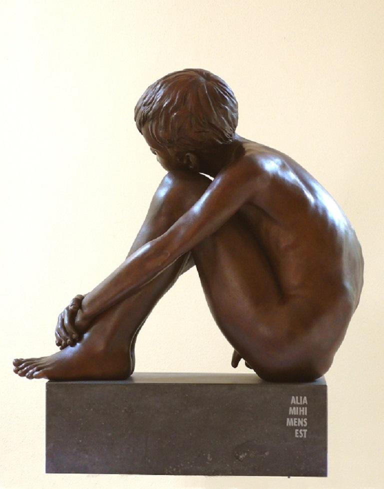 Alias Mihi Mens Est Bronzeskulptur Zeitgenössischer Nackter Junge Marmor Stone (Gold), Figurative Sculpture, von Wim van der Kant