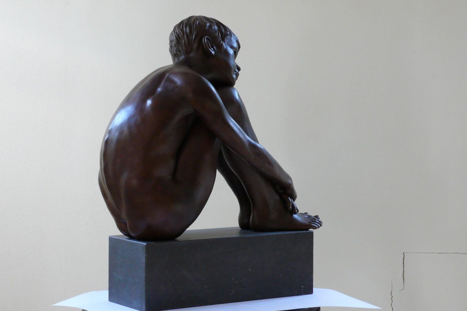 Alia Mihi Mens Est Scultura in bronzo Contemporanea Ragazzo nudo Marmo Pietra in vendita 1