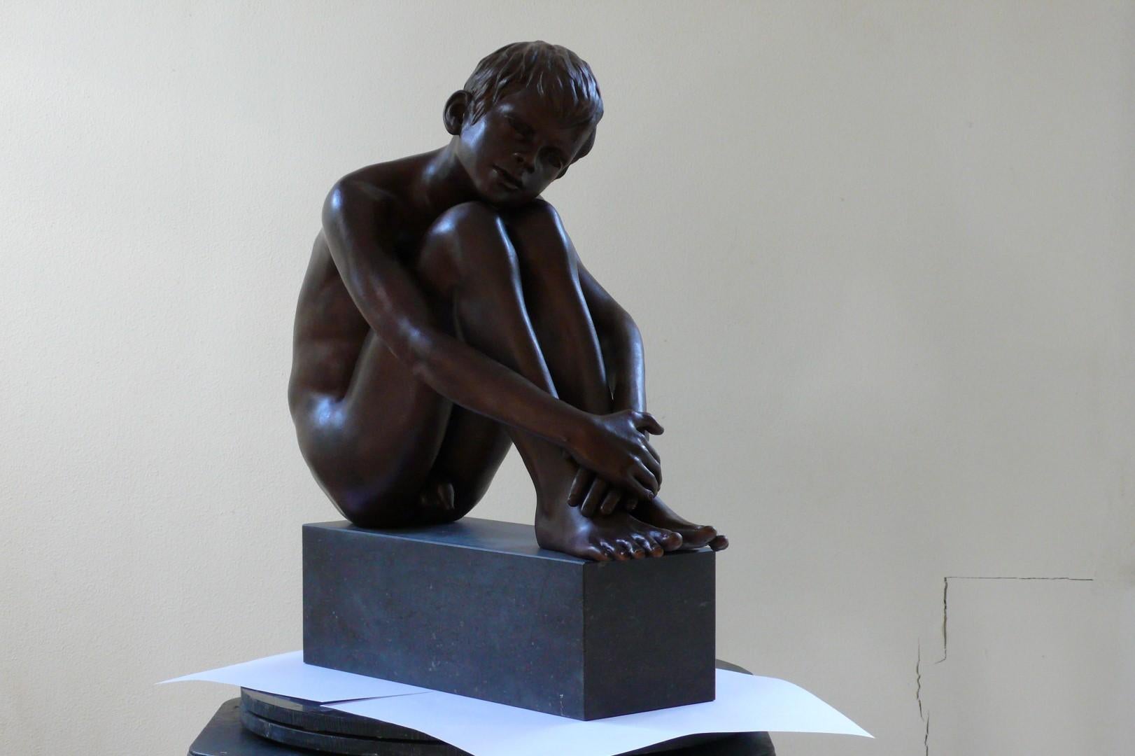 Alia Mihi Mens Est Scultura in bronzo Contemporanea Ragazzo nudo Marmo Pietra in vendita 2