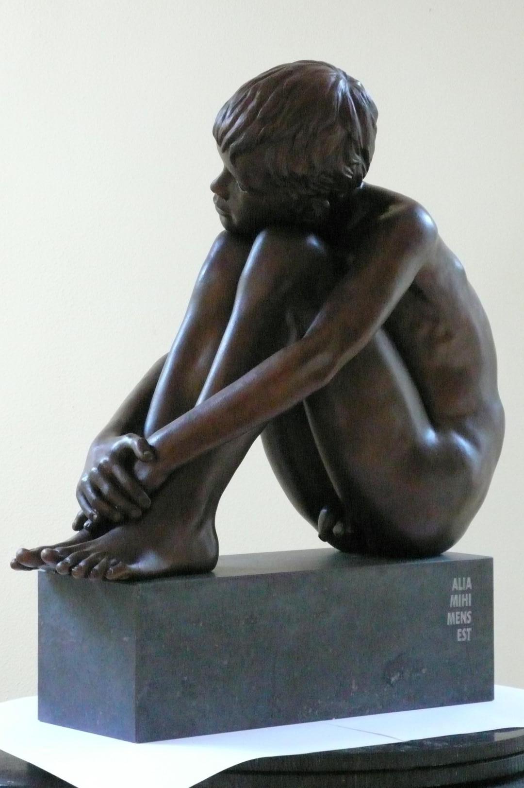 Alia Mihi Mens Est Scultura in bronzo Contemporanea Ragazzo nudo Marmo Pietra in vendita 4