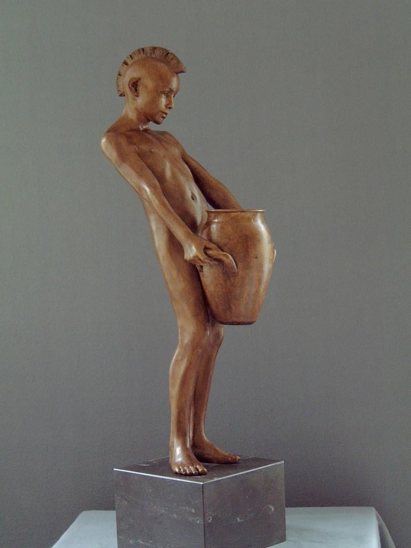 Aquarius Zeitgenössische Bronzeskulptur Akt männliche Figur Marmorstein Junge Aquarius – Sculpture von Wim van der Kant