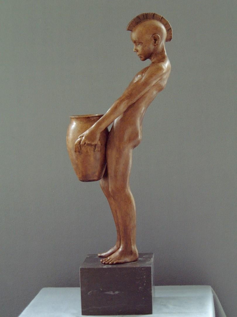 Aquarius Zeitgenössische Bronzeskulptur Akt männliche Figur Marmorstein Junge Aquarius (Gold), Figurative Sculpture, von Wim van der Kant