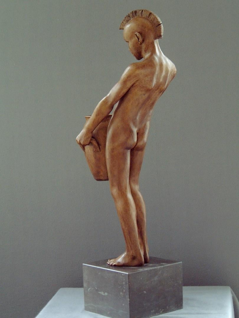 Aquarius Zeitgenössische Bronzeskulptur Nackte Männliche Figur Junge Marmor Stein

Wim van der Kant (1949, Kampen) ist ein autodidaktischer Künstler. Neben seinem ausgefüllten Beruf als Lehrer an einem Gymnasium übt er intensiv seinen Beruf als