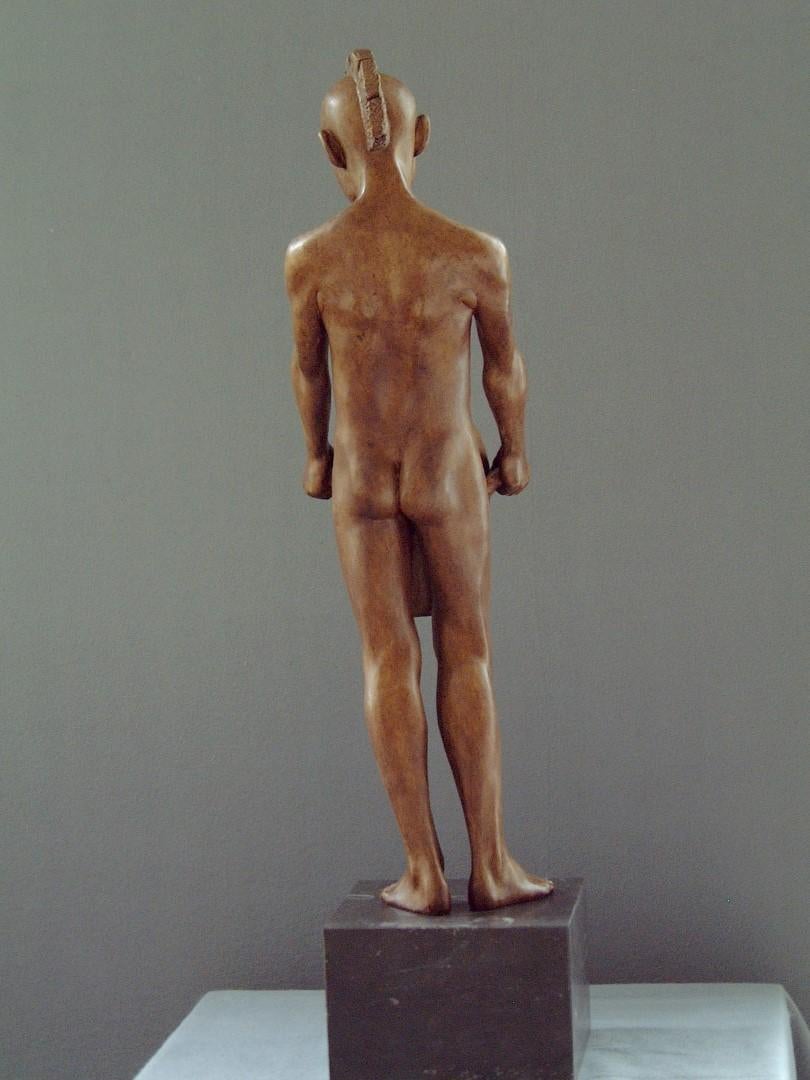 Aquarius Zeitgenössische Bronzeskulptur Akt männliche Figur Marmorstein Junge Aquarius im Angebot 1