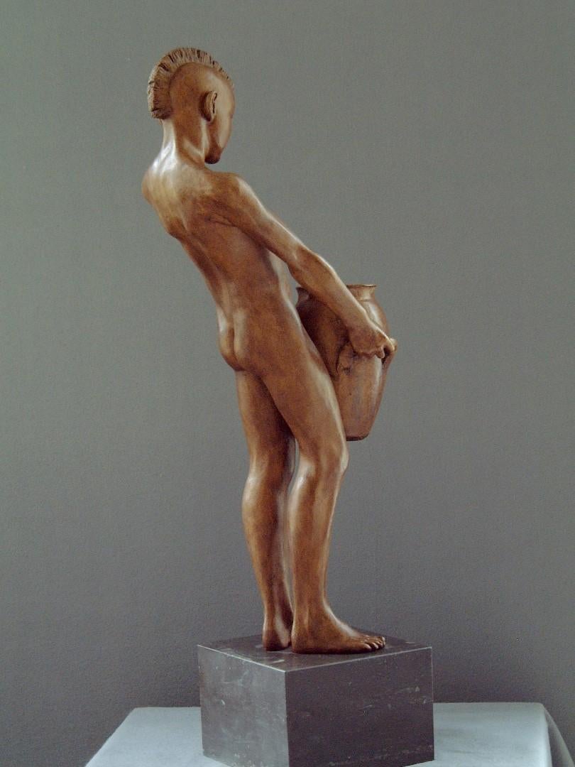 Aquarius Zeitgenössische Bronzeskulptur Akt männliche Figur Marmorstein Junge Aquarius im Angebot 2