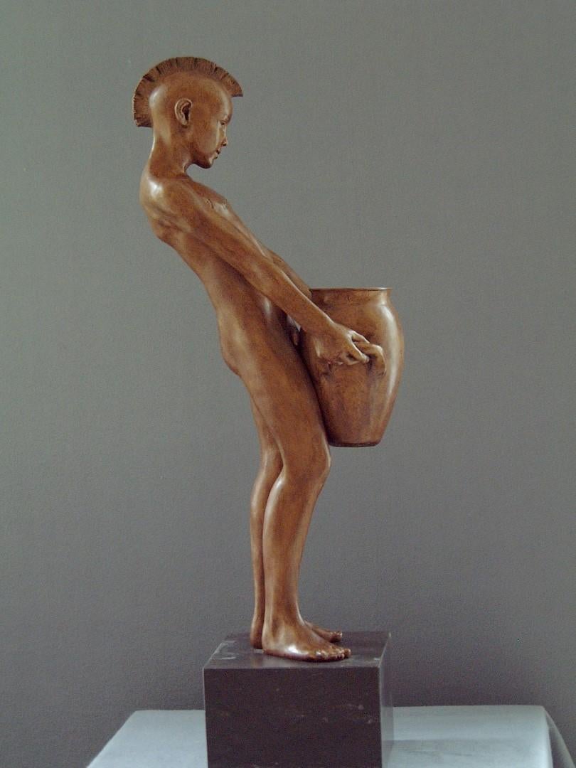 Aquarius Zeitgenössische Bronzeskulptur Akt männliche Figur Marmorstein Junge Aquarius im Angebot 3