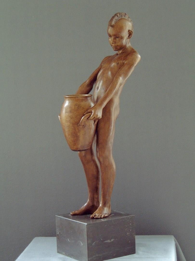 Wim van der Kant Figurative Sculpture – Aquarius Zeitgenössische Bronzeskulptur Akt männliche Figur Marmorstein Junge Aquarius