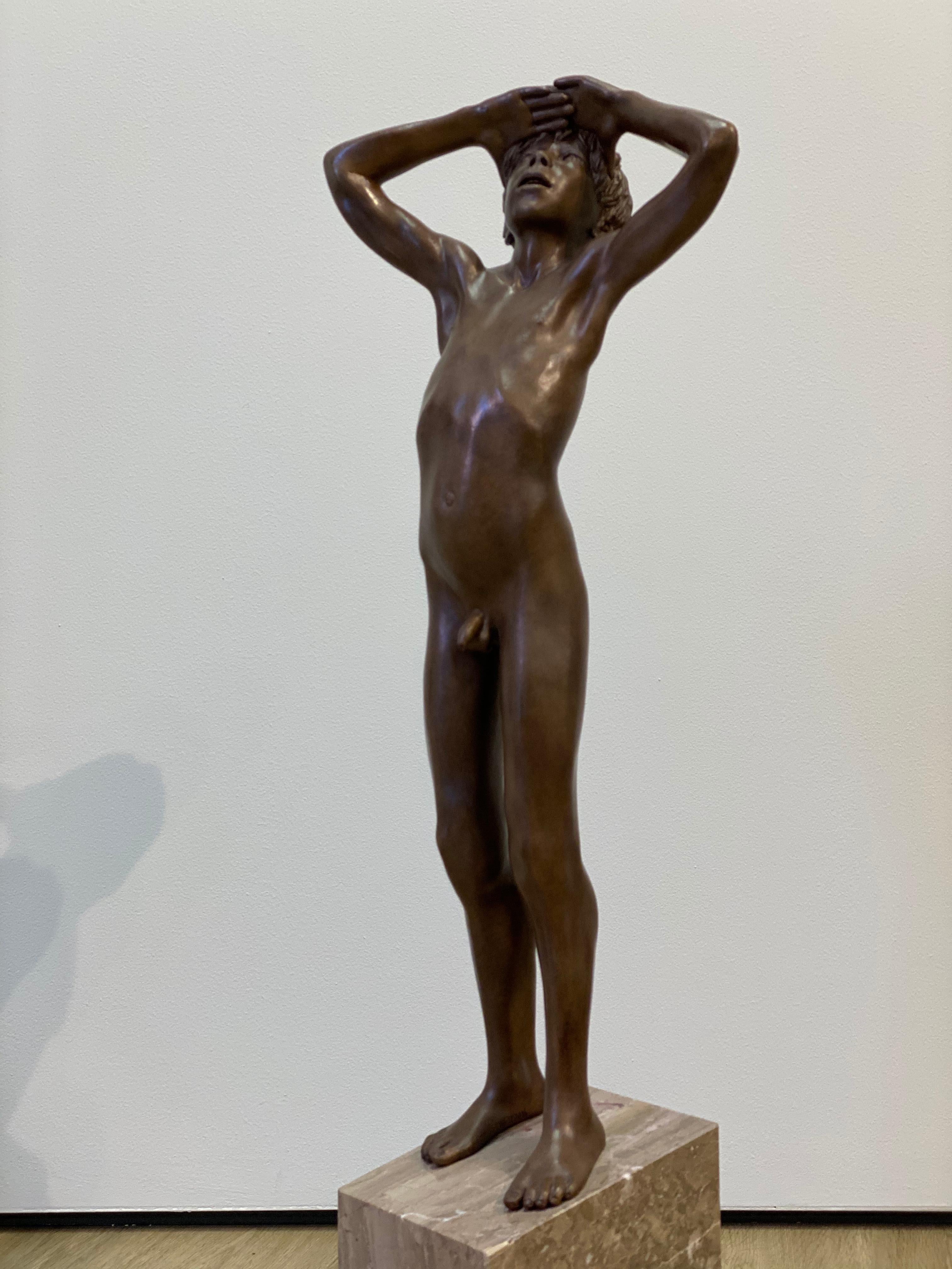 Aquila- Zeitgenössische realistische Bronzeskulptur eines nackten Jungen aus dem 21. Jahrhundert  – Sculpture von Wim van der Kant