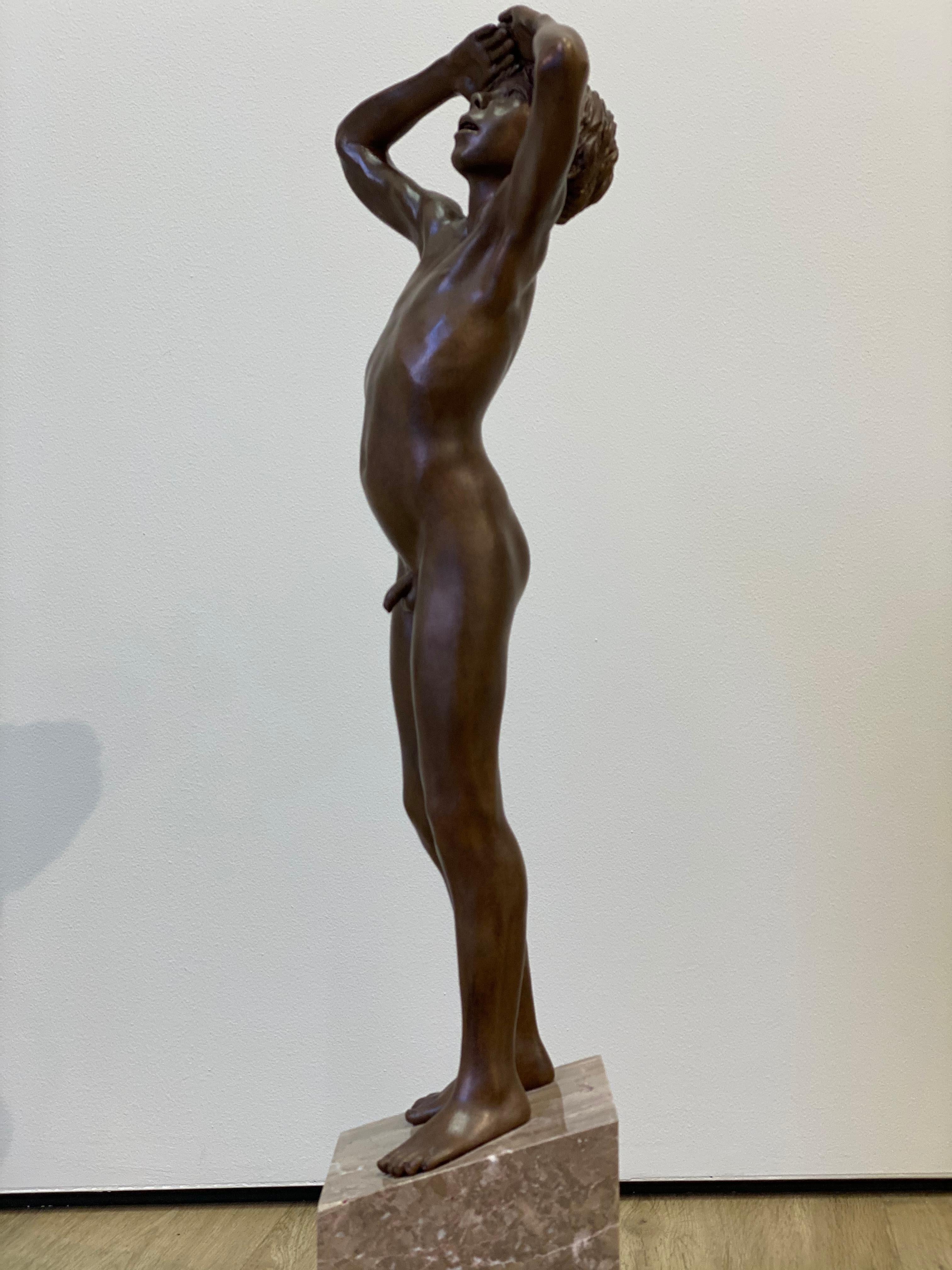 Aquila- Zeitgenössische realistische Bronzeskulptur eines nackten Jungen aus dem 21. Jahrhundert  (Gold), Nude Sculpture, von Wim van der Kant