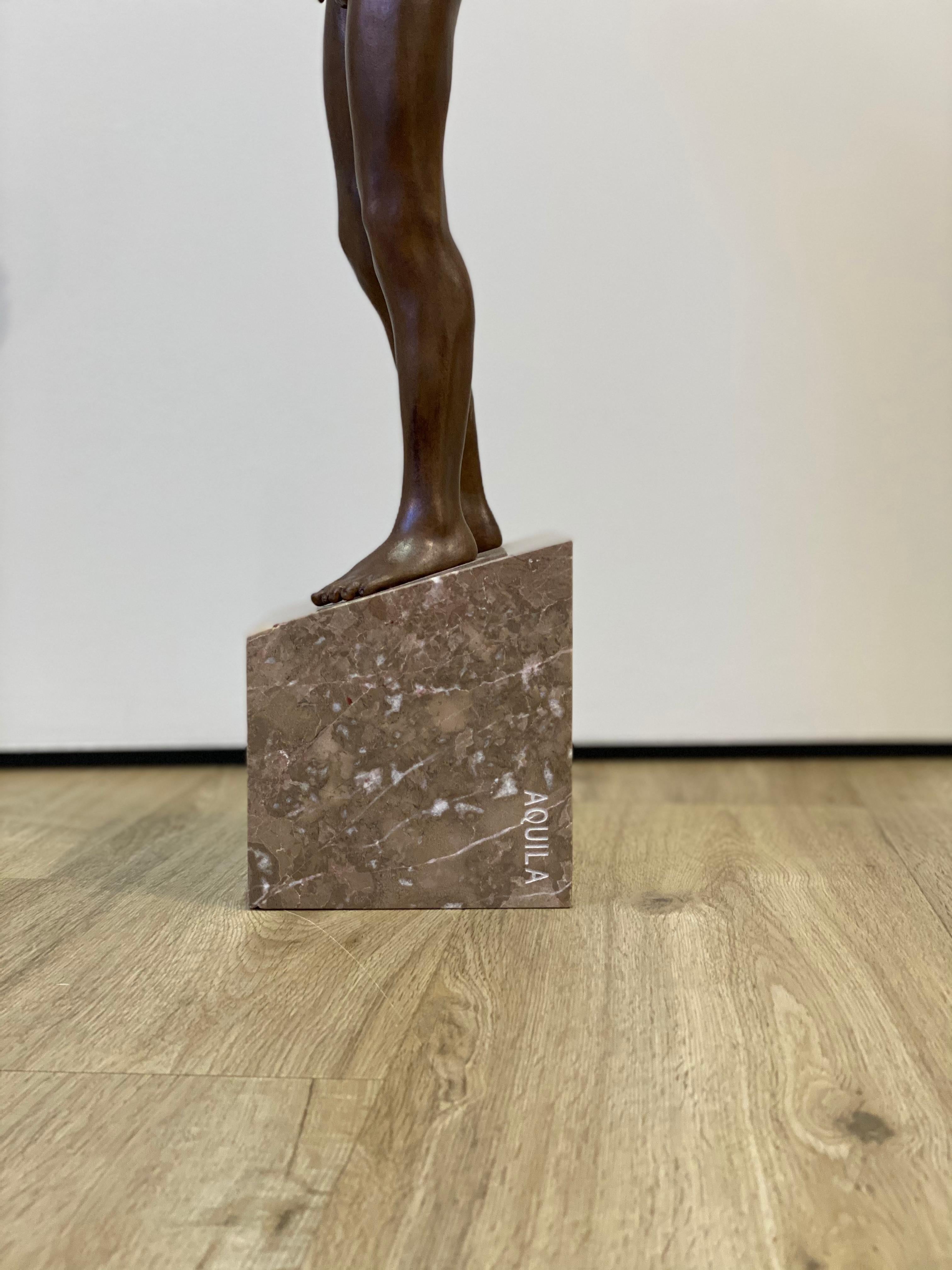 Aquila- Escultura realista contemporánea de bronce del siglo XXI de un niño desnudo - Nude Sculpture Oro de Wim van der Kant