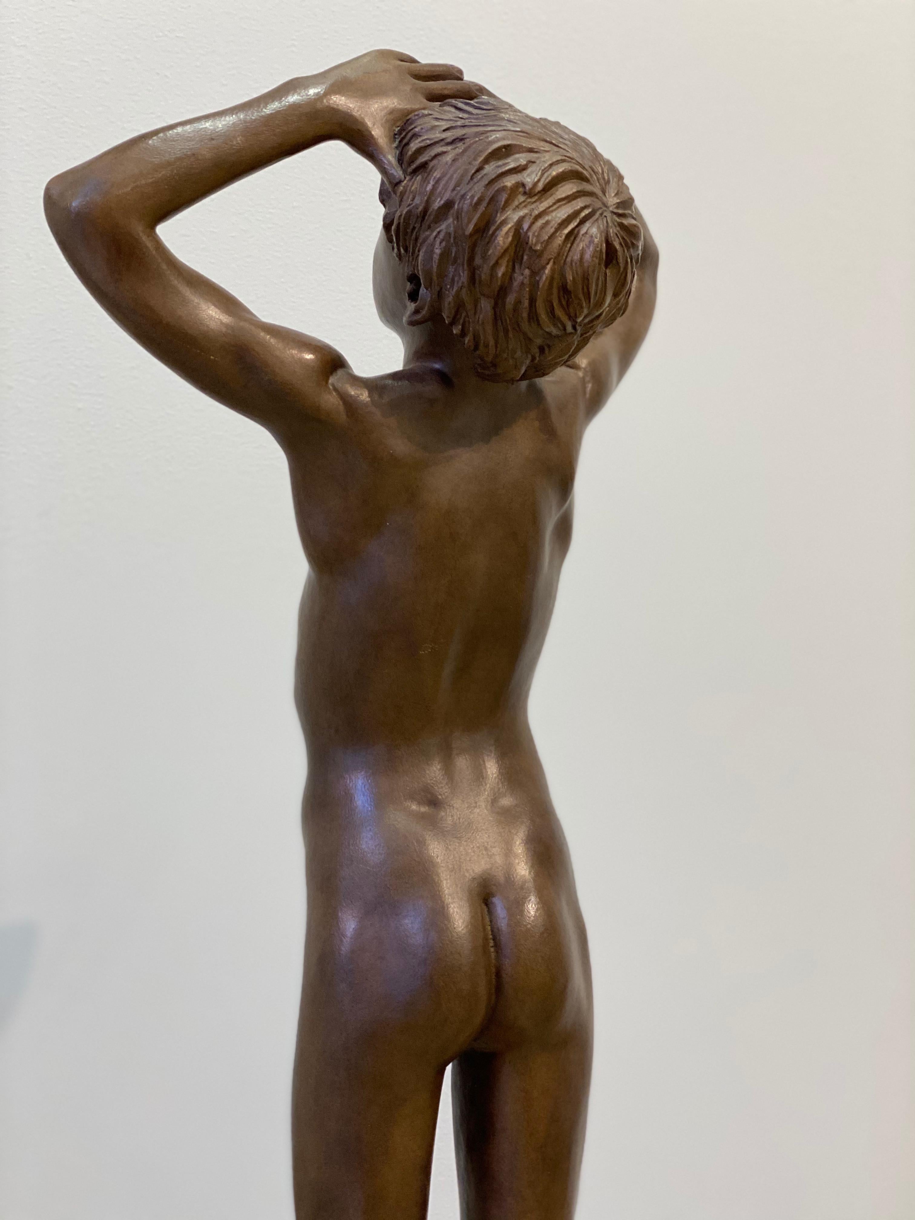 Aquila- Zeitgenössische realistische Bronzeskulptur eines nackten Jungen aus dem 21. Jahrhundert  im Angebot 3