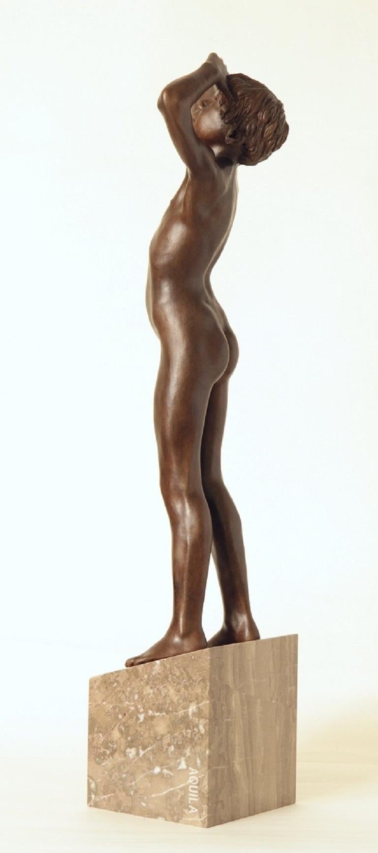 Aquila Bronze Skulptur Nackter Junge Marmor Stone Contemporary Vorrätig  (Gold), Figurative Sculpture, von Wim van der Kant
