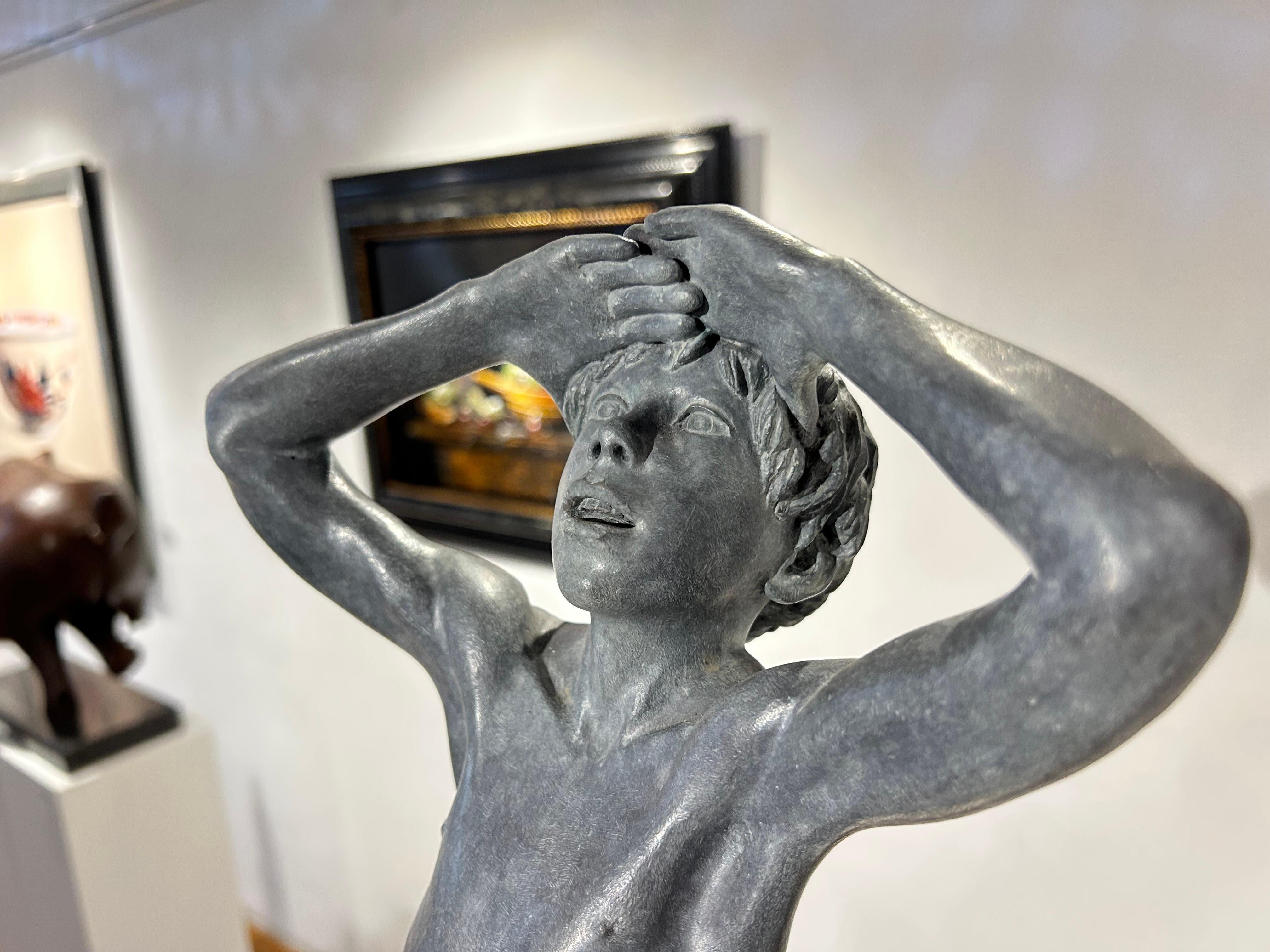 Aquila Escultura Bronce Niño Desnudo Mármol Piedra Contemporáneo En Stock - Figurative Sculpture Oro de Wim van der Kant