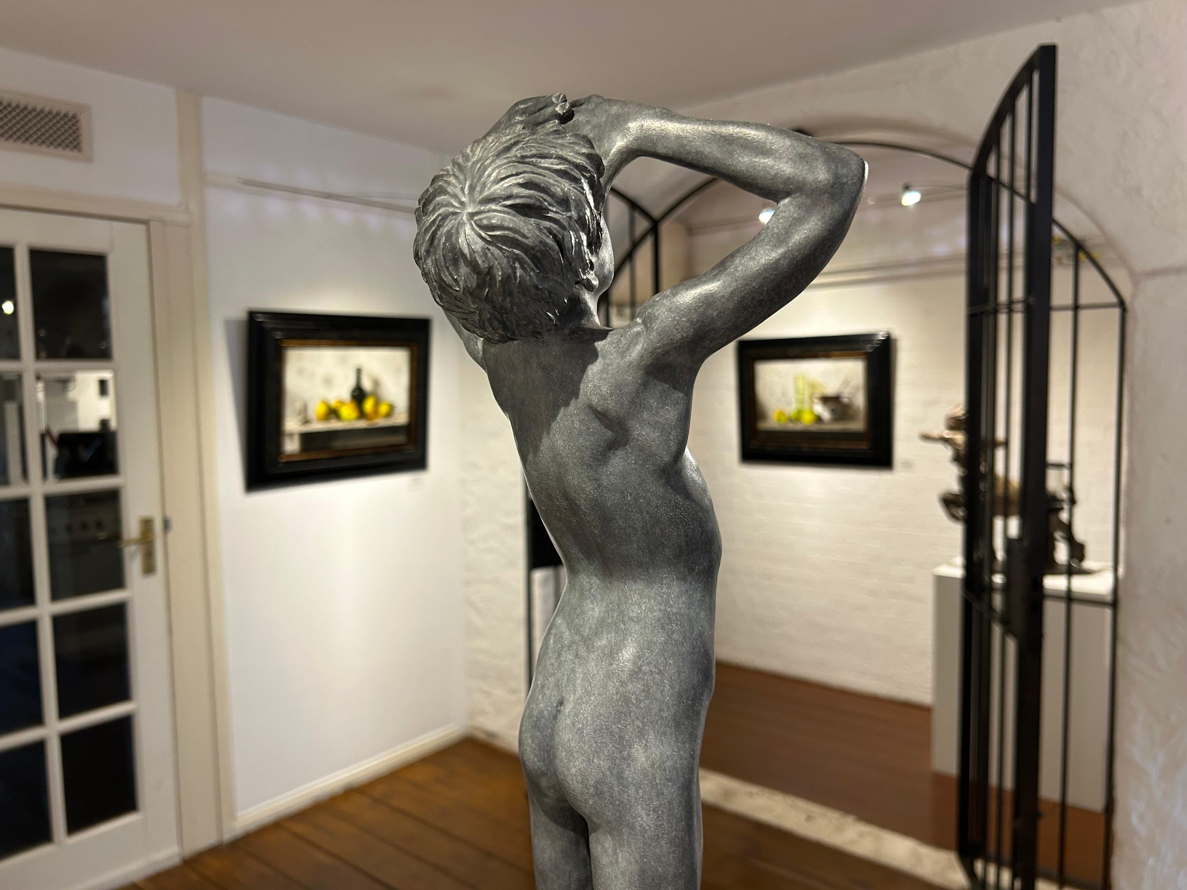 Aquila Escultura Bronce Niño Desnudo Mármol Piedra Contemporáneo En Stock en venta 1