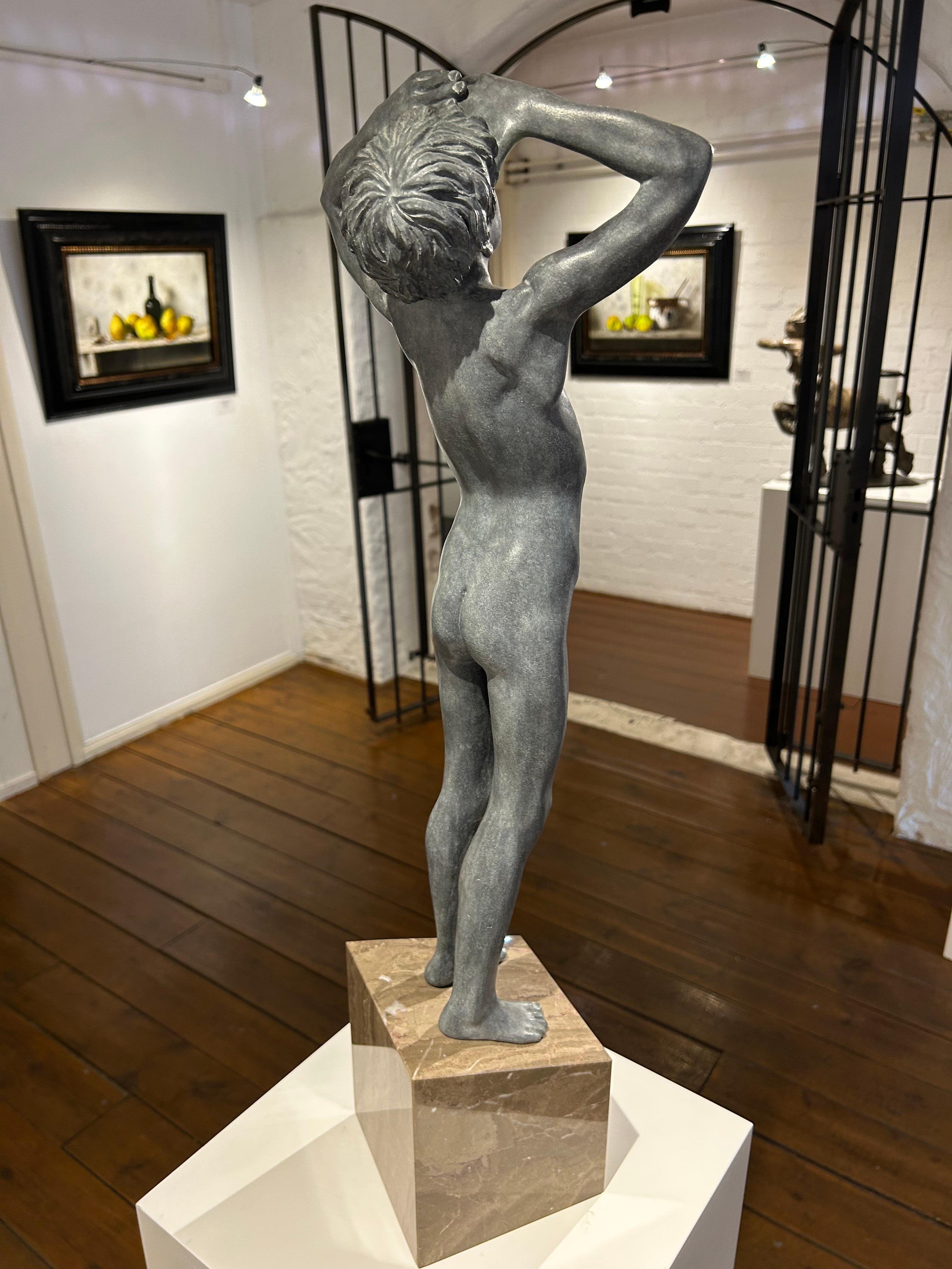 Aquila Escultura Bronce Niño Desnudo Mármol Piedra Contemporáneo En Stock en venta 2
