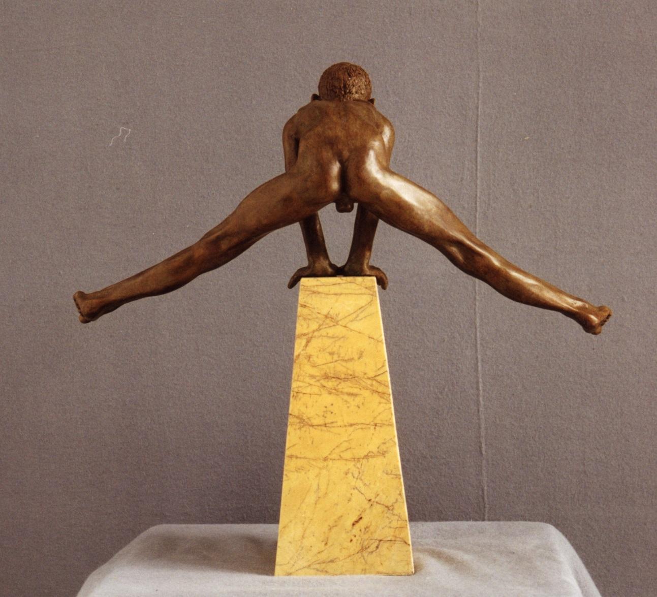 Ausum Bronze Zeitgenössische Skulptur Marmor Stein Nude Boy Männliche Figur

Wim van der Kant (1949, Kampen) ist ein autodidaktischer Künstler. Neben seinem ausgefüllten Beruf als Lehrer an einem Gymnasium übt er intensiv seinen Beruf als Bildhauer