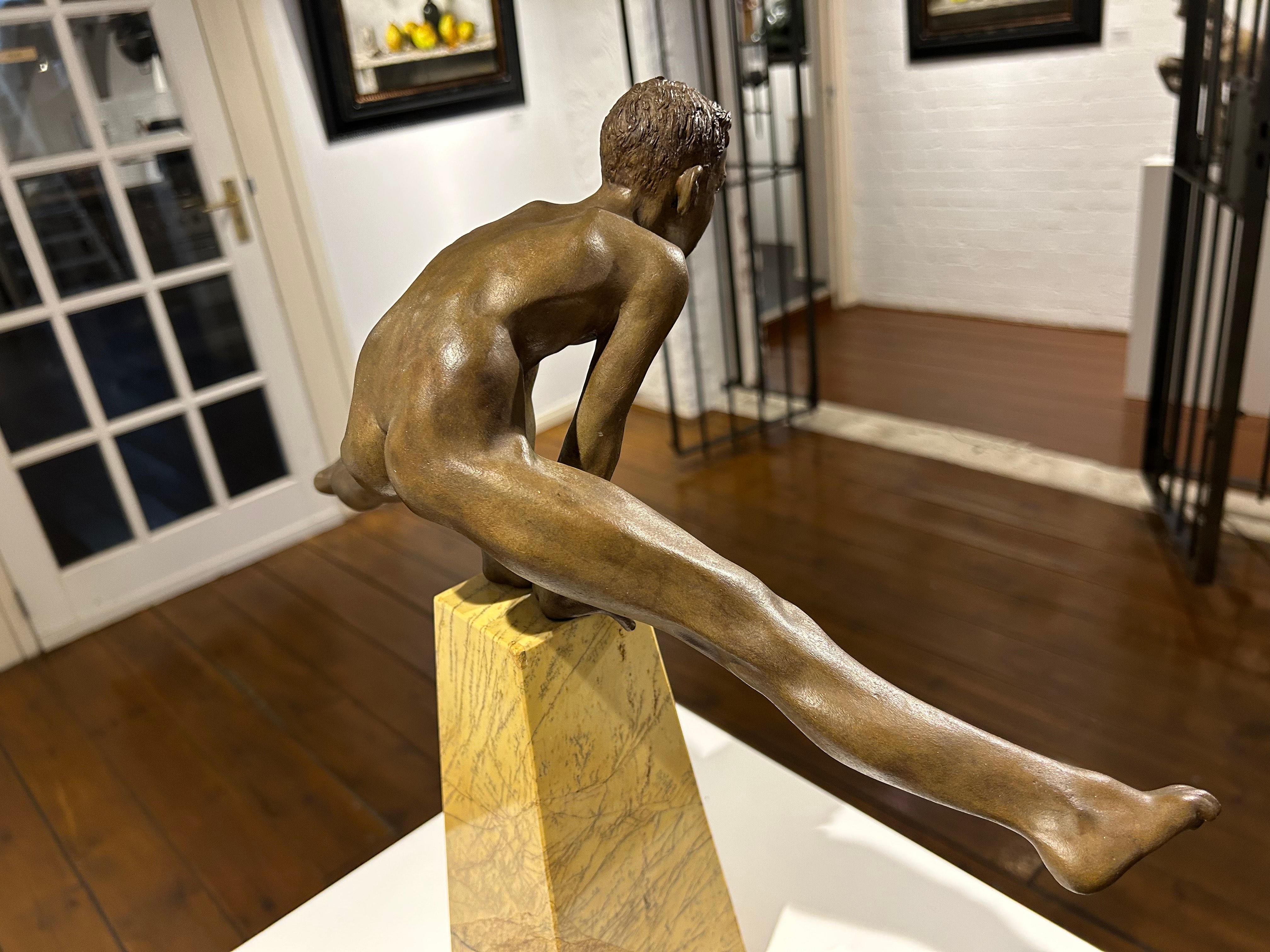 Ausum Bronzo Scultura Contemporanea Pietra Marmo Ragazzo Nudo Figura Maschile in vendita 2