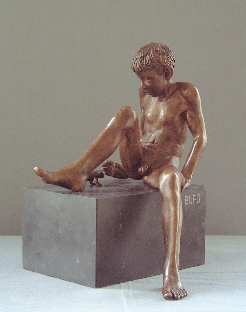 Bufo Zeitgenössische Bronzeskulptur, männliche Marmorskulptur, Akt, Marmorstein  – Sculpture von Wim van der Kant