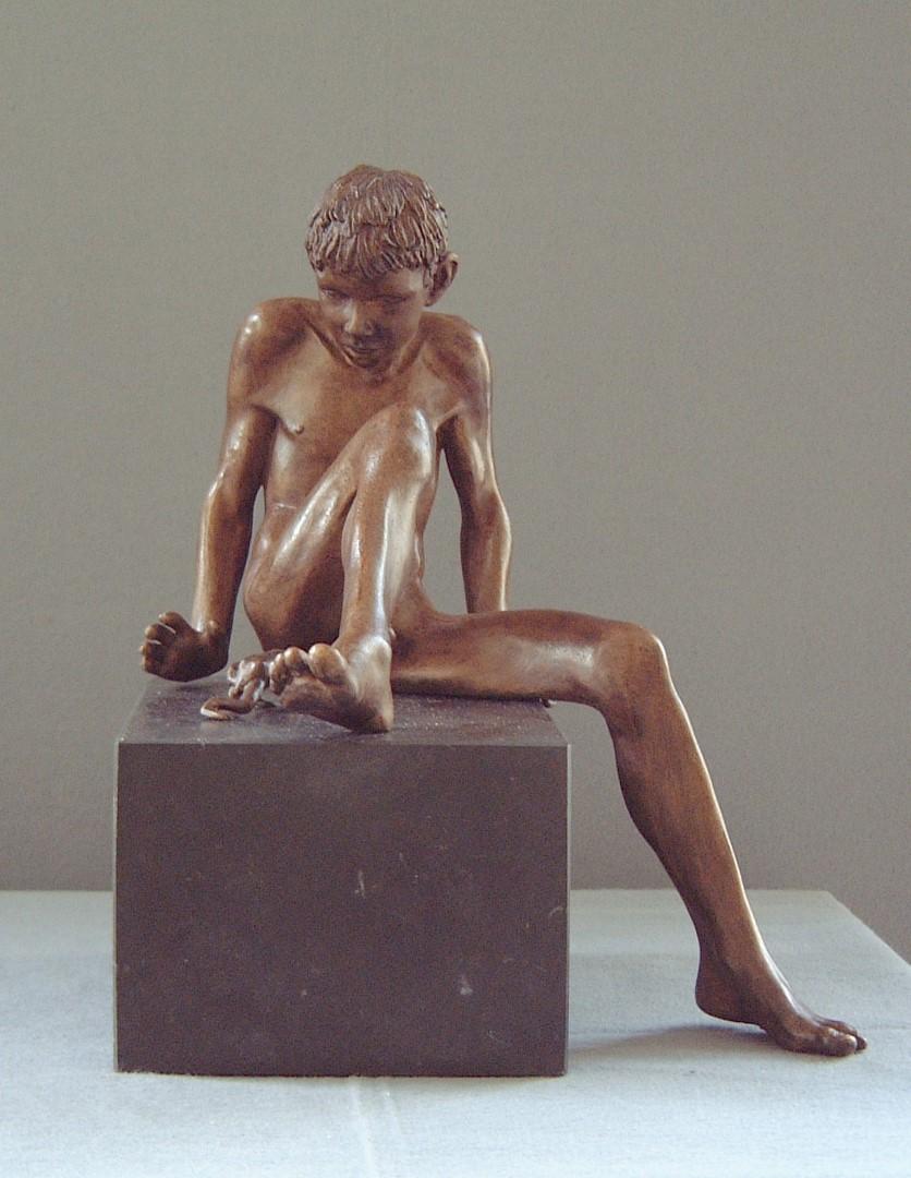Bufo Zeitgenössische Bronzeskulptur, männliche Marmorskulptur, Akt, Marmorstein  (Gold), Figurative Sculpture, von Wim van der Kant
