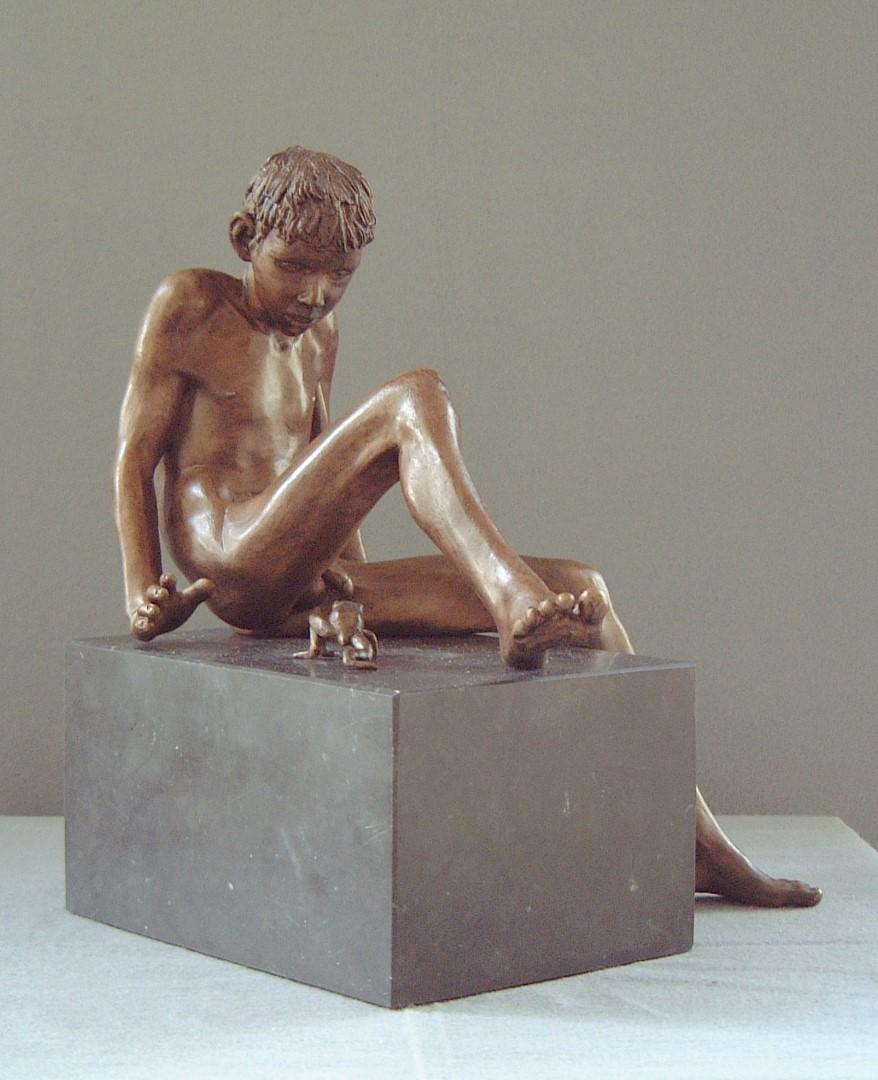 Bufo Zeitgenössische Bronzeskulptur Nackter Junge Marmorstein Männliche Figur 

Wim van der Kant (1949, Kampen) ist ein autodidaktischer Künstler. Neben seinem ausgefüllten Beruf als Lehrer an einem Gymnasium übt er intensiv seinen Beruf als