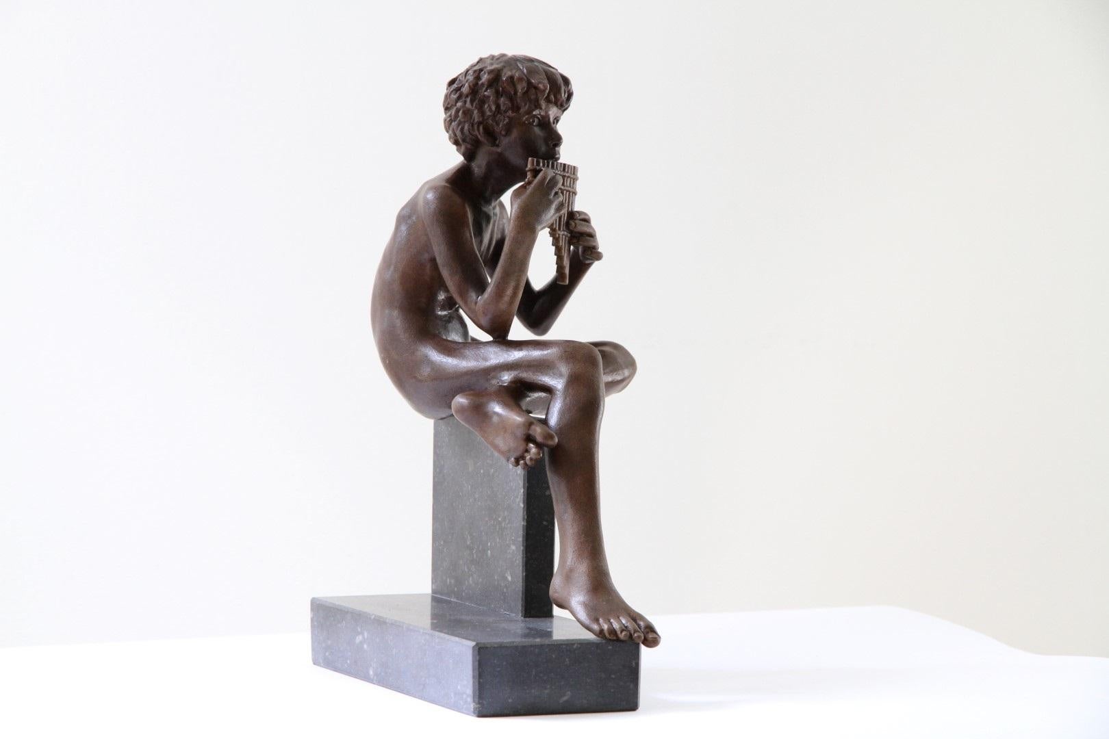 Carminis Bronzeskulptur Nudefarbene männliche Figur, Flute Pan God, Pan-Göttin, auf Lager – Sculpture von Wim van der Kant