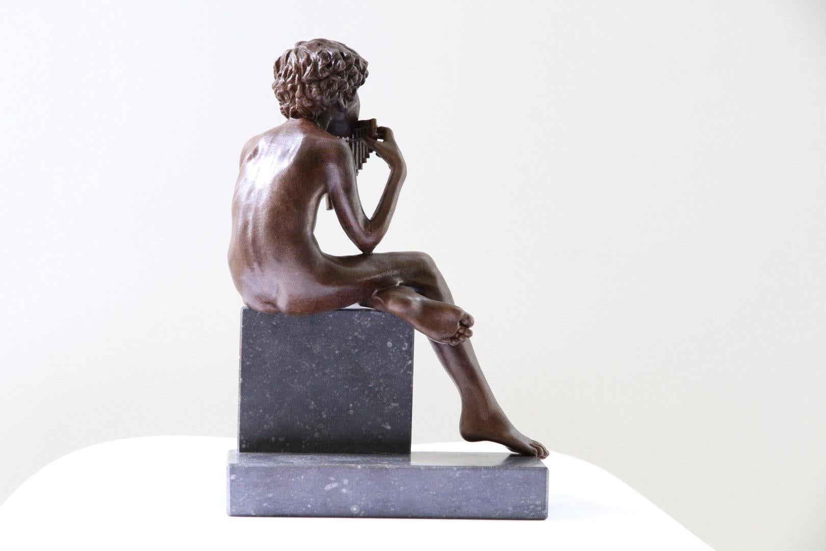 Carminis Bronzeskulptur Nudefarbene männliche Figur, Flute Pan God, Pan-Göttin, auf Lager (Zeitgenössisch), Sculpture, von Wim van der Kant