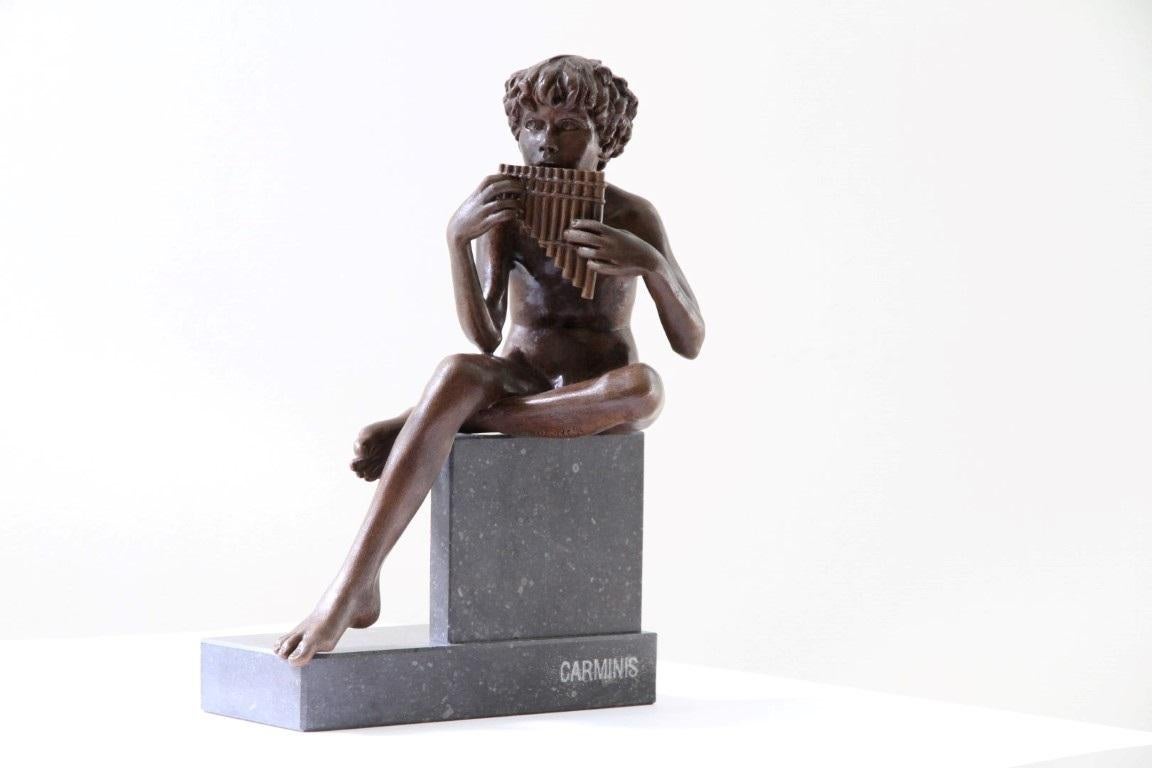Carminis Bronzeskulptur Nudefarbene männliche Figur, Flute Pan God, Pan-Göttin, auf Lager (Gold), Figurative Sculpture, von Wim van der Kant