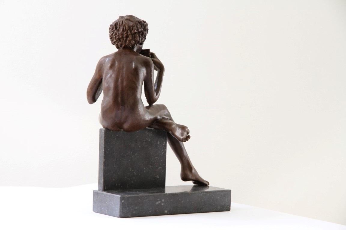Carminis Bronzeskulptur Nudefarbene männliche Figur, Flute Pan God, Pan-Göttin, auf Lager

Carminis ist eine nackte männliche Bronzefigur eines Flöte spielenden Jungen mit brauner Patina, die tatsächlich an den griechischen Gott Pan erinnert. Die