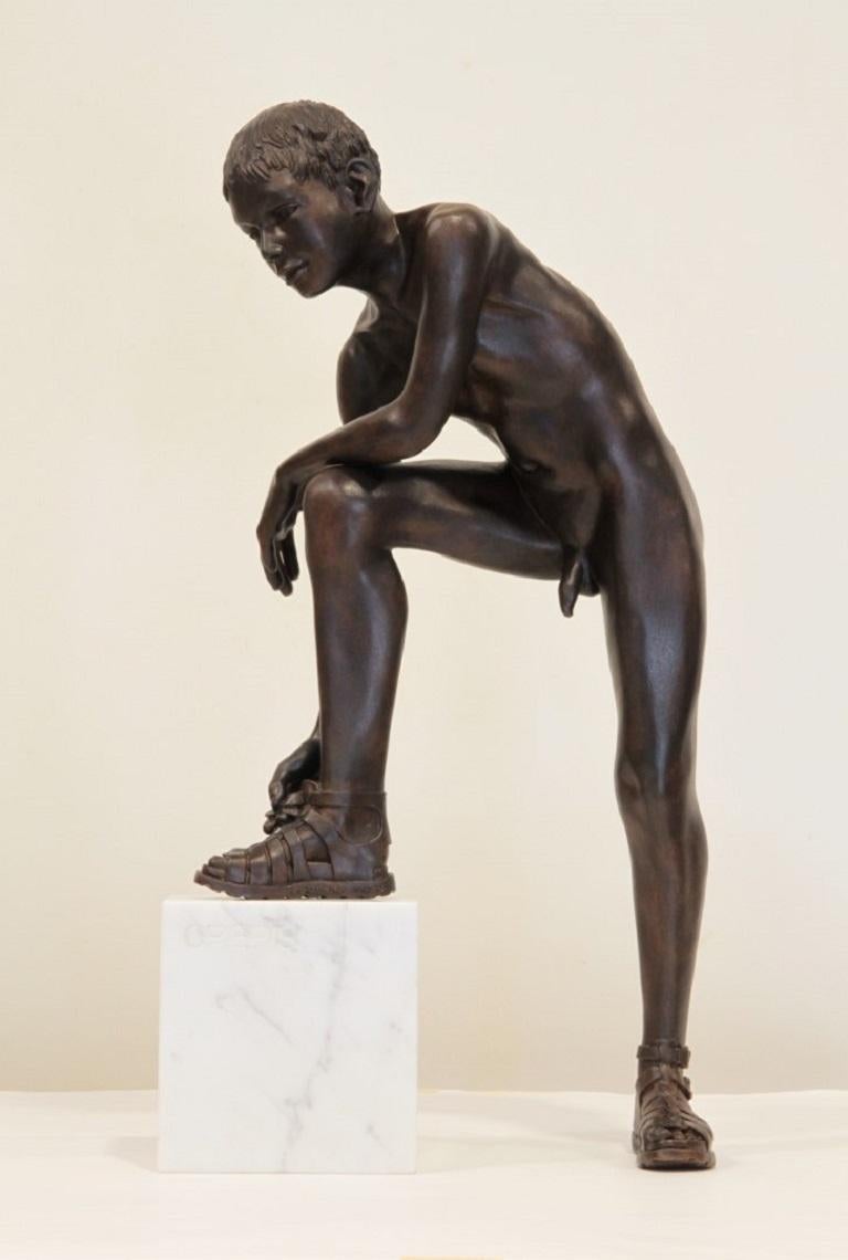 Crepis Bronze-Skulptur, Akt, männliche Figur, Marmorstein – Sculpture von Wim van der Kant