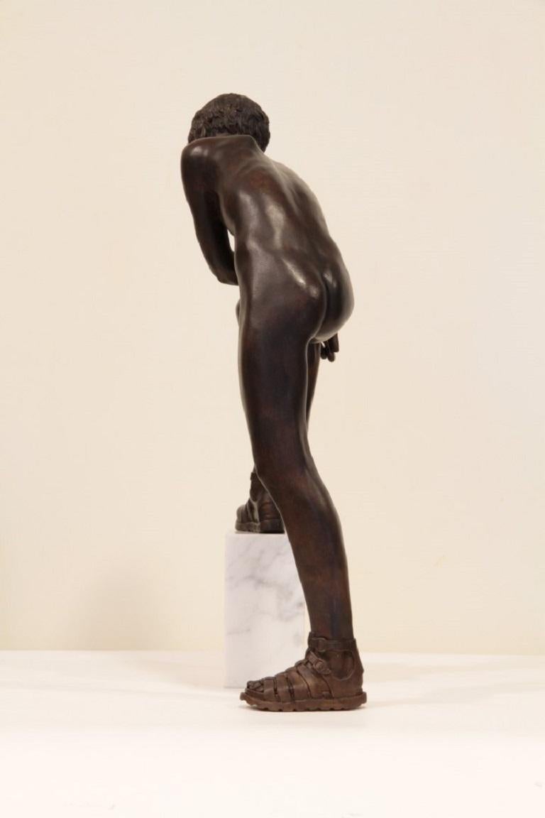 Crepis Bronze-Skulptur, Akt, männliche Figur, Marmorstein (Gold), Nude Sculpture, von Wim van der Kant