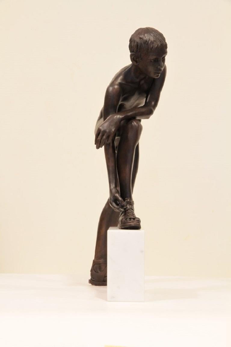 Crepis Bronze-Skulptur, Akt, männliche Figur, Marmorstein im Angebot 1