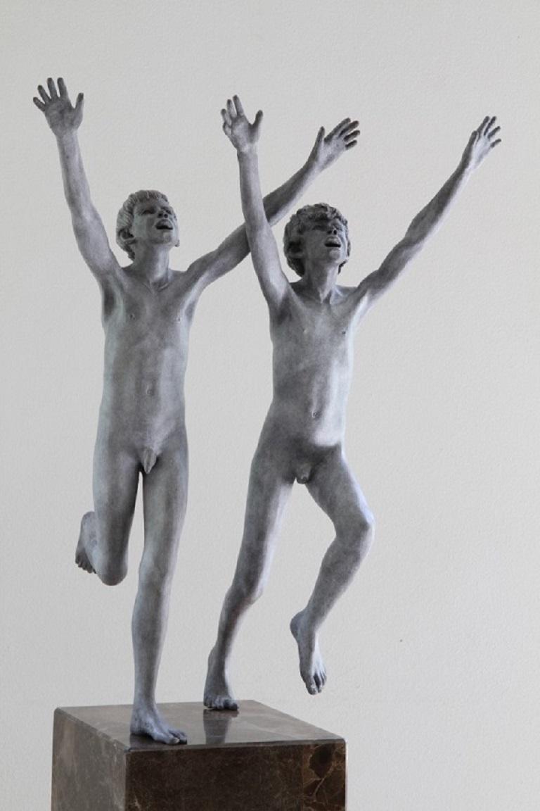 Cursus Bronze Skulptur Zeitgenössische Nackte Jungen Männliche Figuren Marmor Stone (Gold), Figurative Sculpture, von Wim van der Kant