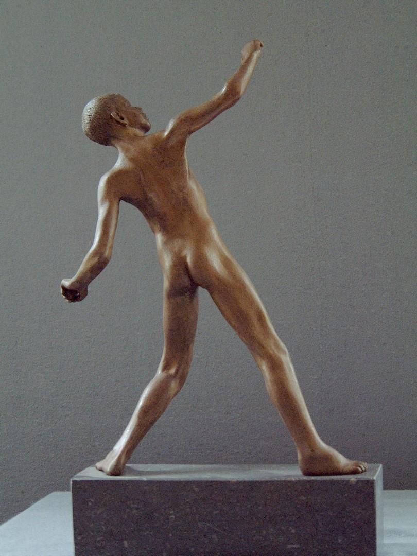 David Bronze Skulptur Nackter Junge Männliche Figur Marmor Stein – Sculpture von Wim van der Kant