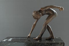 Sculpture en bronze du Duco Lineam Boy Male Nude Figure en marbre