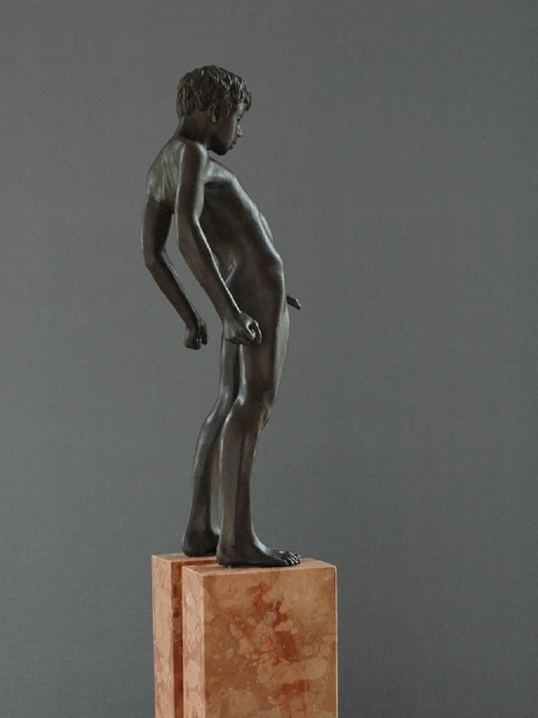 Eo Sine Manibus Bronzeskulptur Nudefarbene männliche Figur aus Marmorstein, Eo Sine – Sculpture von Wim van der Kant
