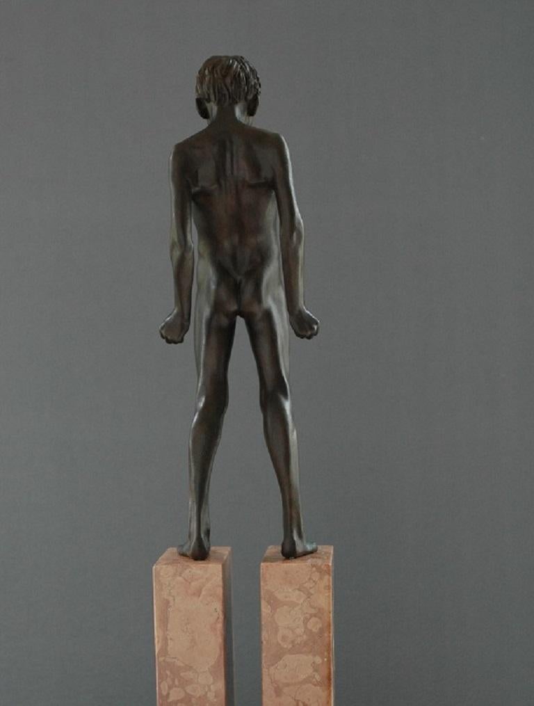 Eo Sine Manibus Bronzeskulptur Nudefarbene männliche Figur aus Marmorstein, Eo Sine (Zeitgenössisch), Sculpture, von Wim van der Kant