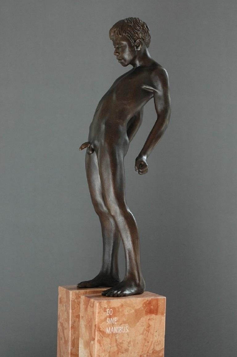 Eo Sine Manibus Bronzeskulptur Nudefarbene männliche Figur aus Marmorstein, Eo Sine (Gold), Figurative Sculpture, von Wim van der Kant