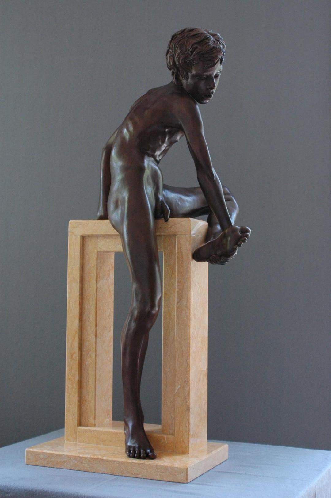 Finis Saltationis Bronzeskulptur Nackter Junge, männliche Figur, Marmorstein-Figur, Finis Saltationis im Angebot 6