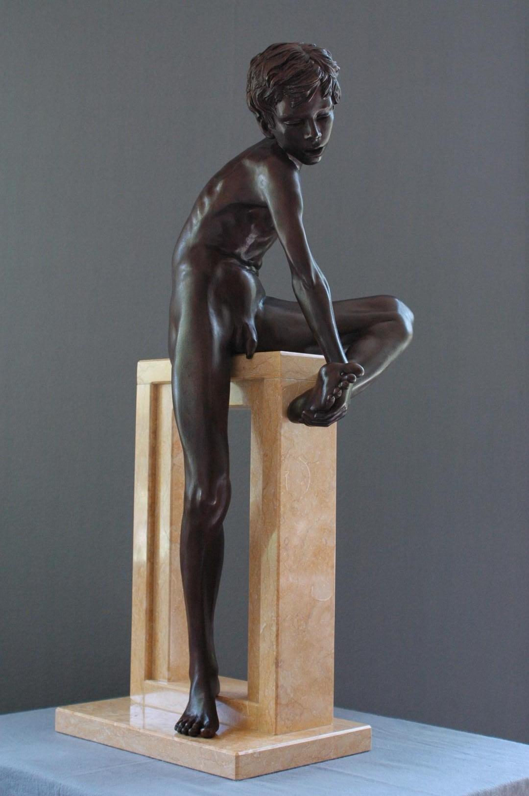 Finis Saltationis Bronzeskulptur Nackter Junge, männliche Figur, Marmorstein-Figur, Finis Saltationis im Angebot 7
