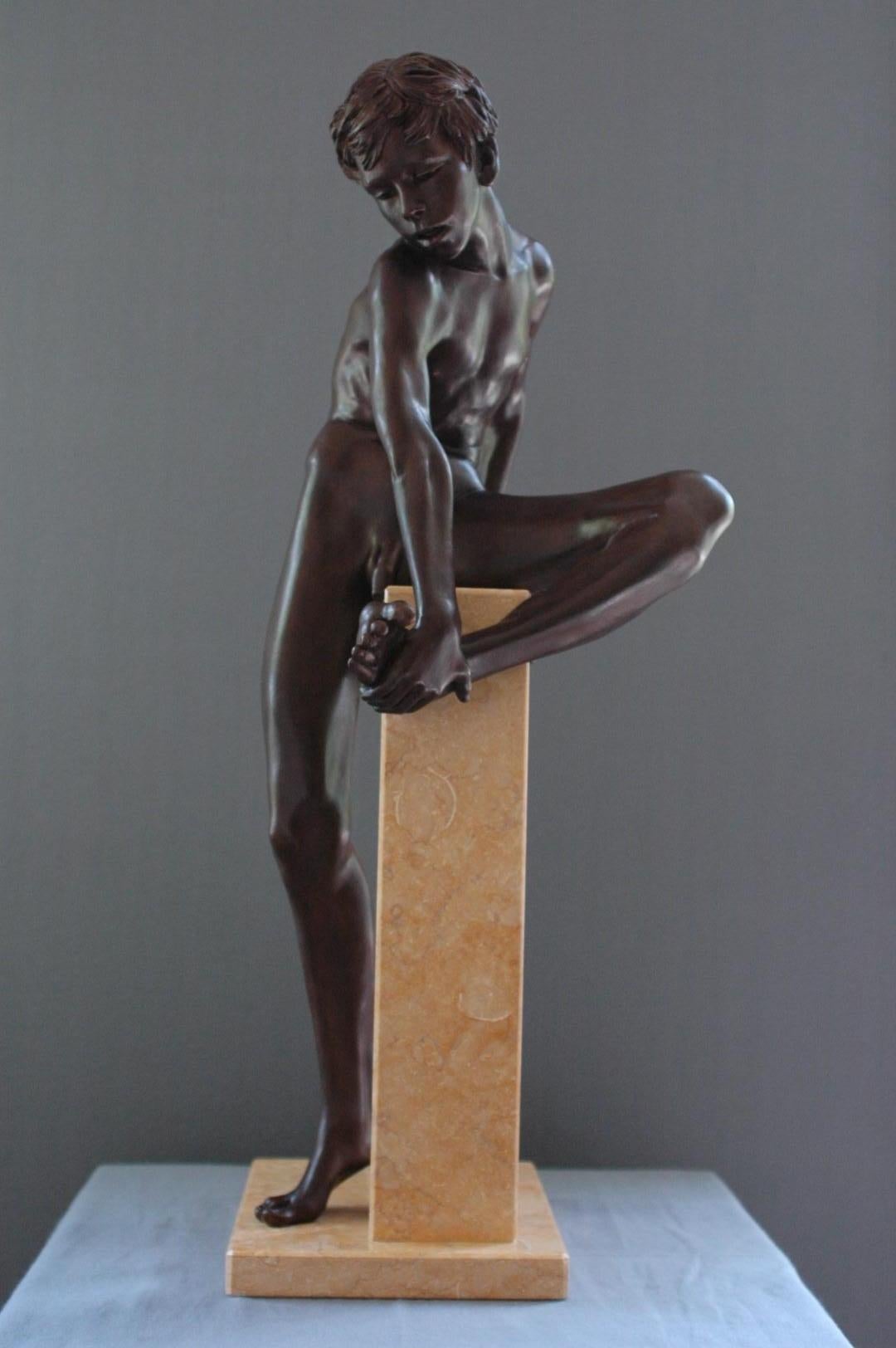 Finis Saltationis Bronzeskulptur Nackter Junge, männliche Figur, Marmorstein-Figur, Finis Saltationis im Angebot 9