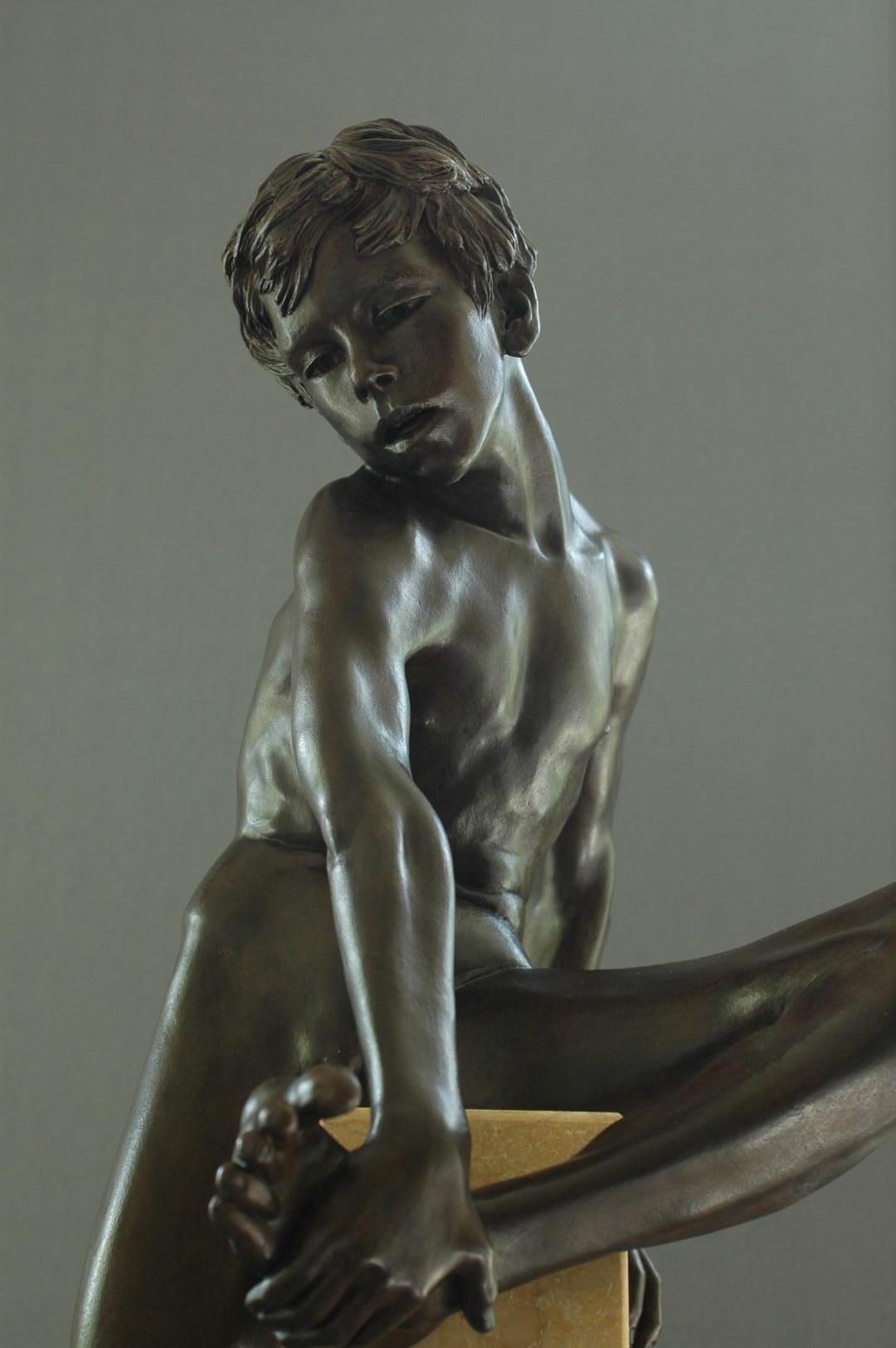 Finis Saltationis Bronzeskulptur Nackter Junge, männliche Figur, Marmorstein-Figur, Finis Saltationis im Angebot 10