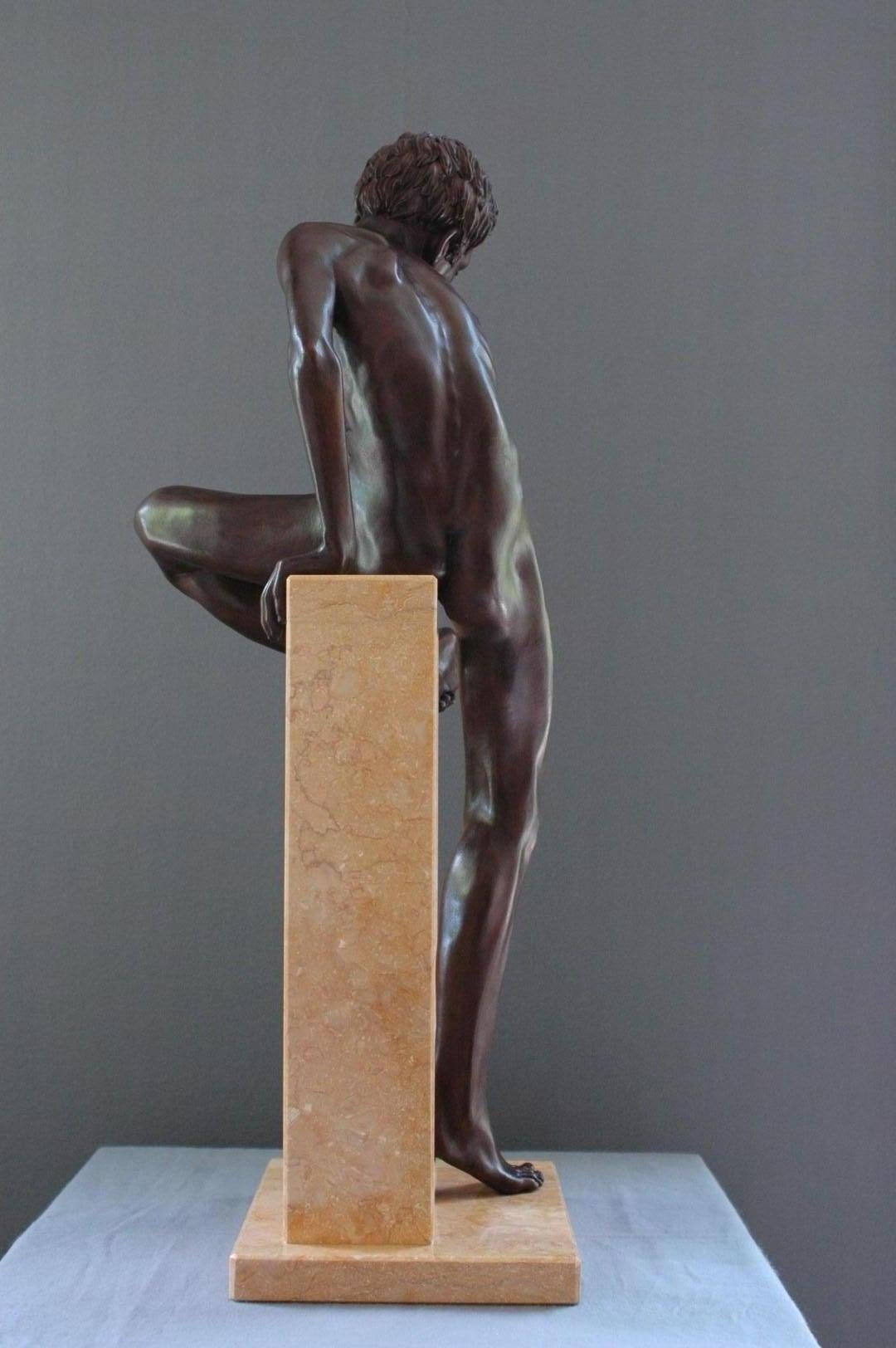 Finis Salt Bronze-Skulptur Nackter Junge männliche Figur Marmorstein – Sculpture von Wim van der Kant