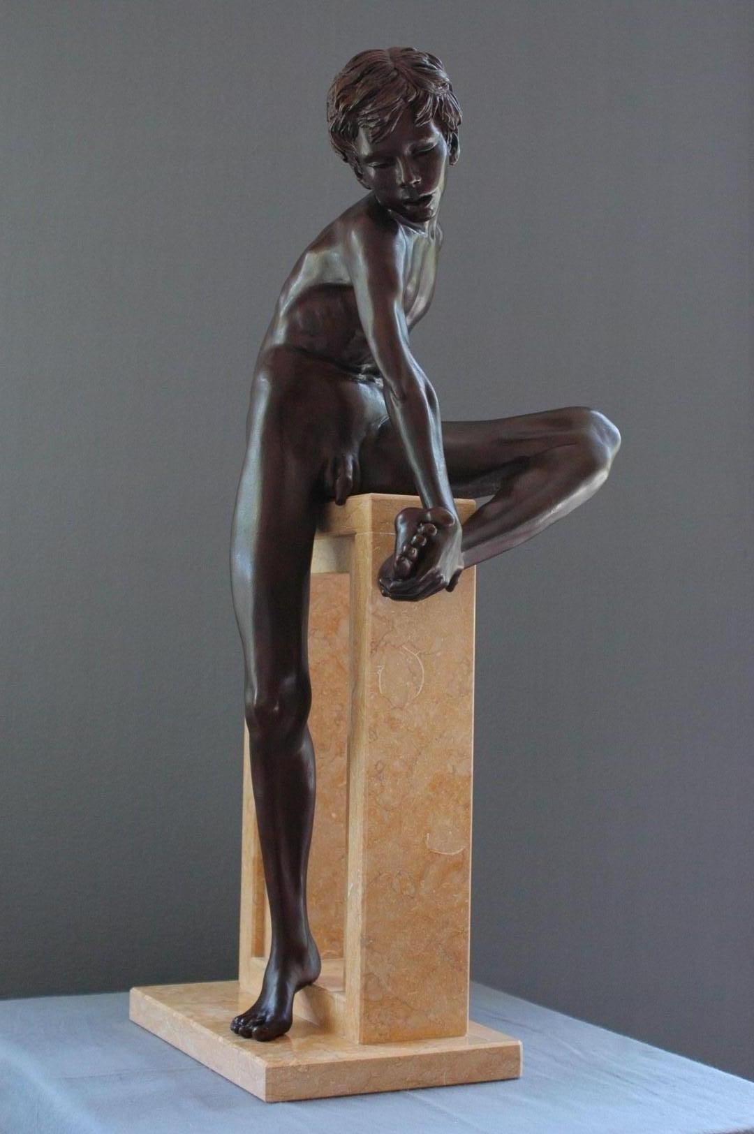Finis Salt Bronze-Skulptur Nackter Junge männliche Figur Marmorstein (Gold), Nude Sculpture, von Wim van der Kant