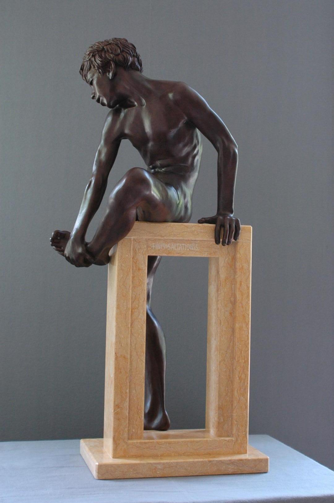 Finis Saltationis Bronzeskulptur Nackter Junge, männliche Figur, Marmorstein-Figur, Finis Saltationis im Angebot 1