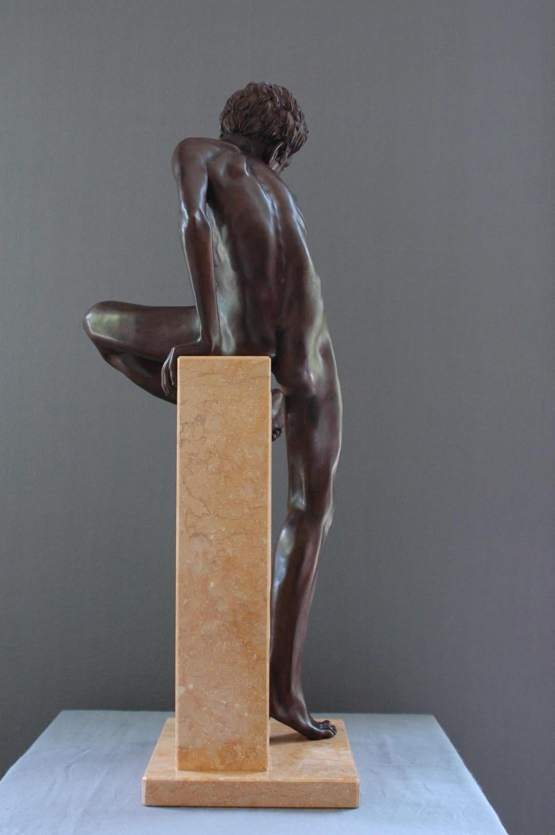 Finis Saltationis Bronzeskulptur Nackter Junge, männliche Figur, Marmorstein-Figur, Finis Saltationis im Angebot 2
