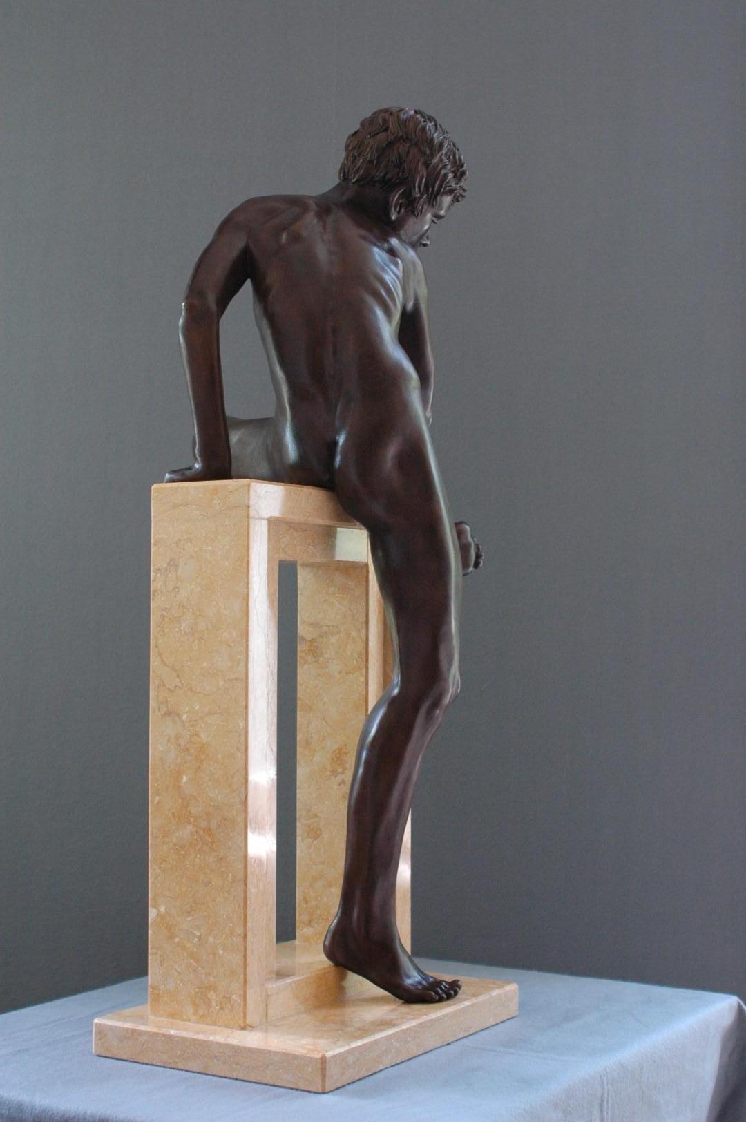 Finis Saltationis Bronzeskulptur Nackter Junge, männliche Figur, Marmorstein-Figur, Finis Saltationis im Angebot 3