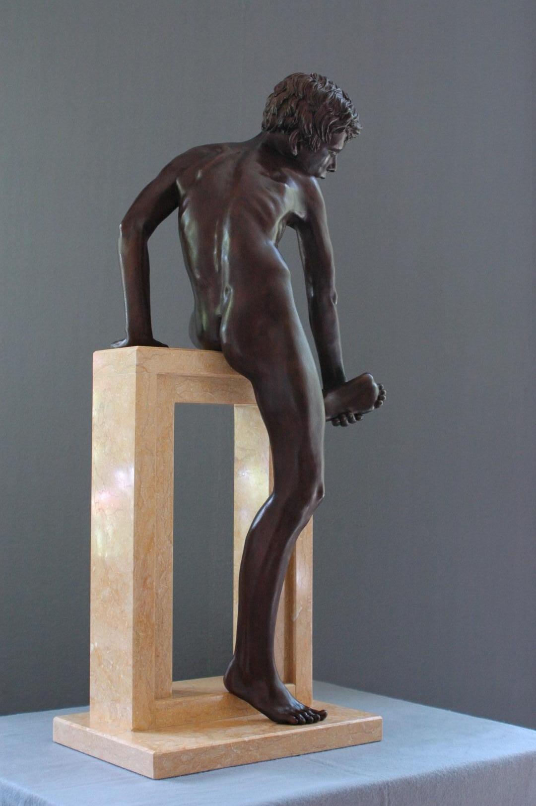 Finis Saltationis Bronzeskulptur Nackter Junge, männliche Figur, Marmorstein-Figur, Finis Saltationis im Angebot 4