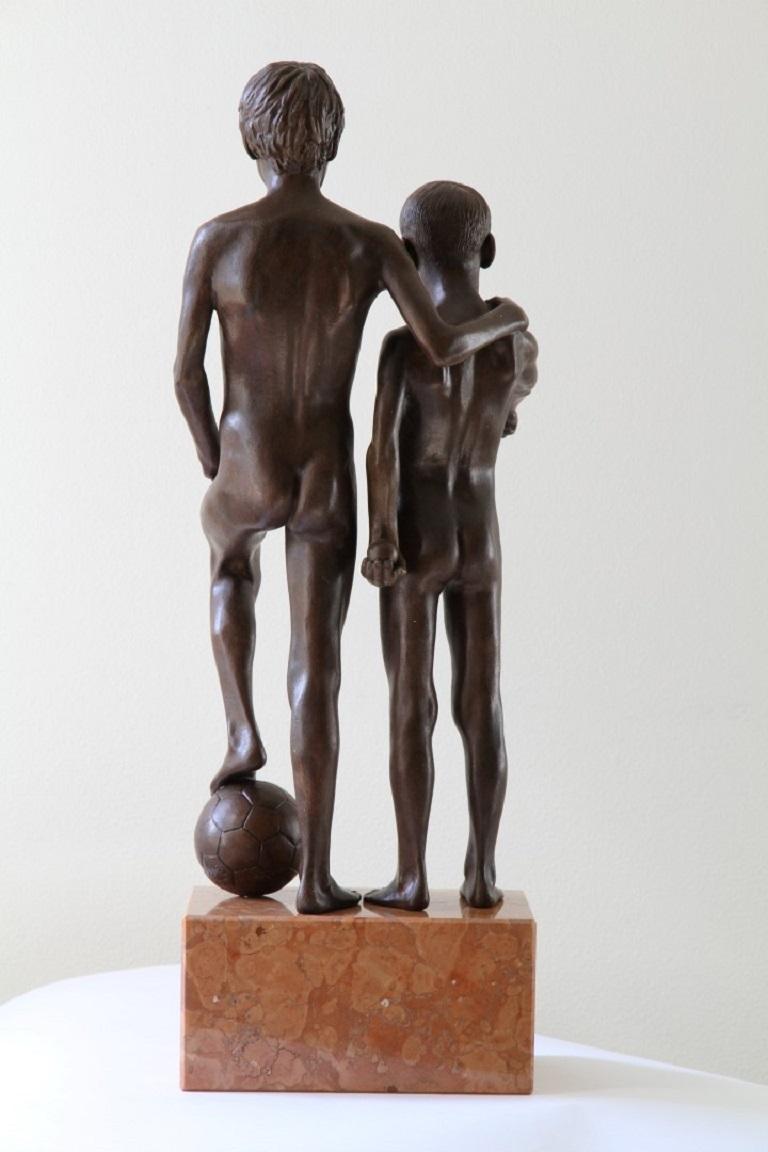 Bronzeskulptur Junge Brüder und männliche Aktfigur aus Marmorstein von Fratres, Bronzeskulptur – Sculpture von Wim van der Kant